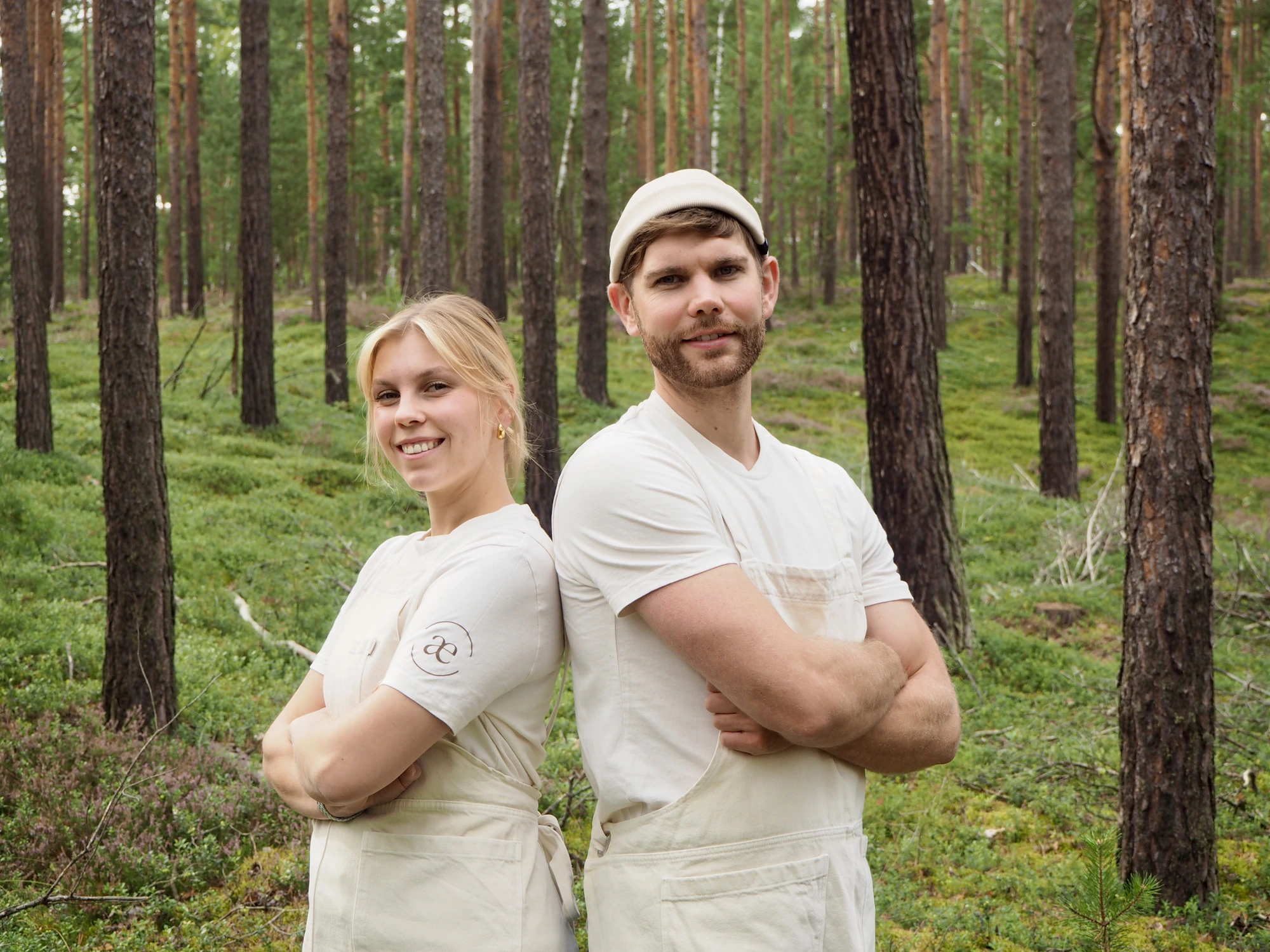 Annabell & Edgar Rücken an Rücken im Kiefernwald