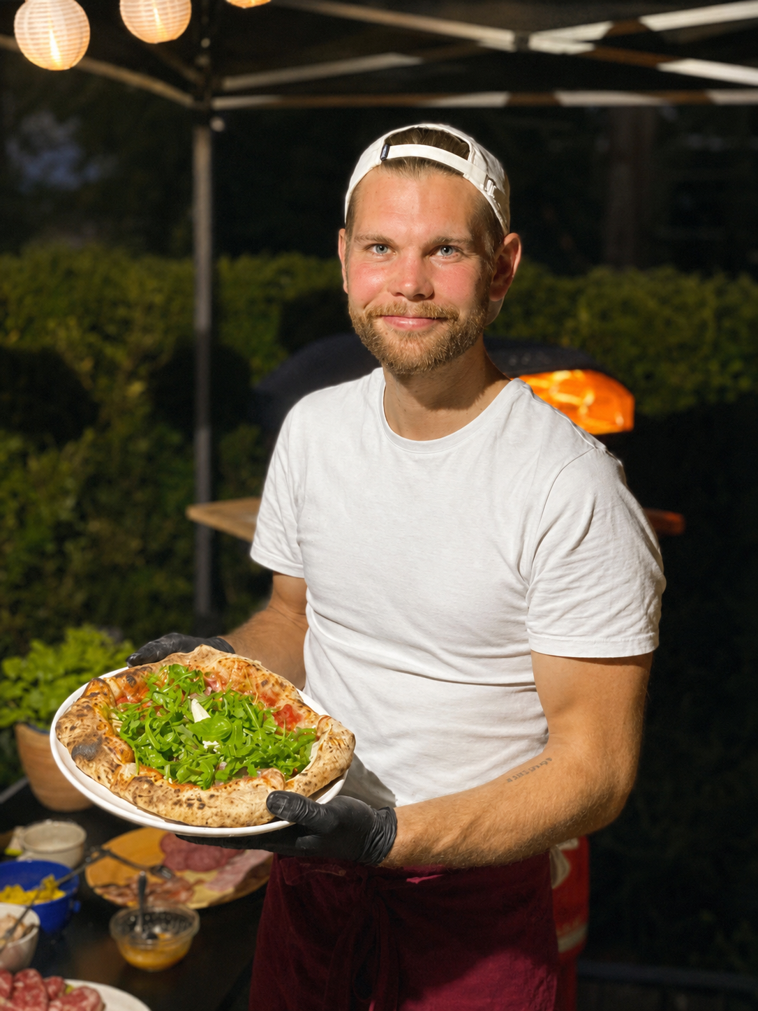 Edgar mit frischer Pizza