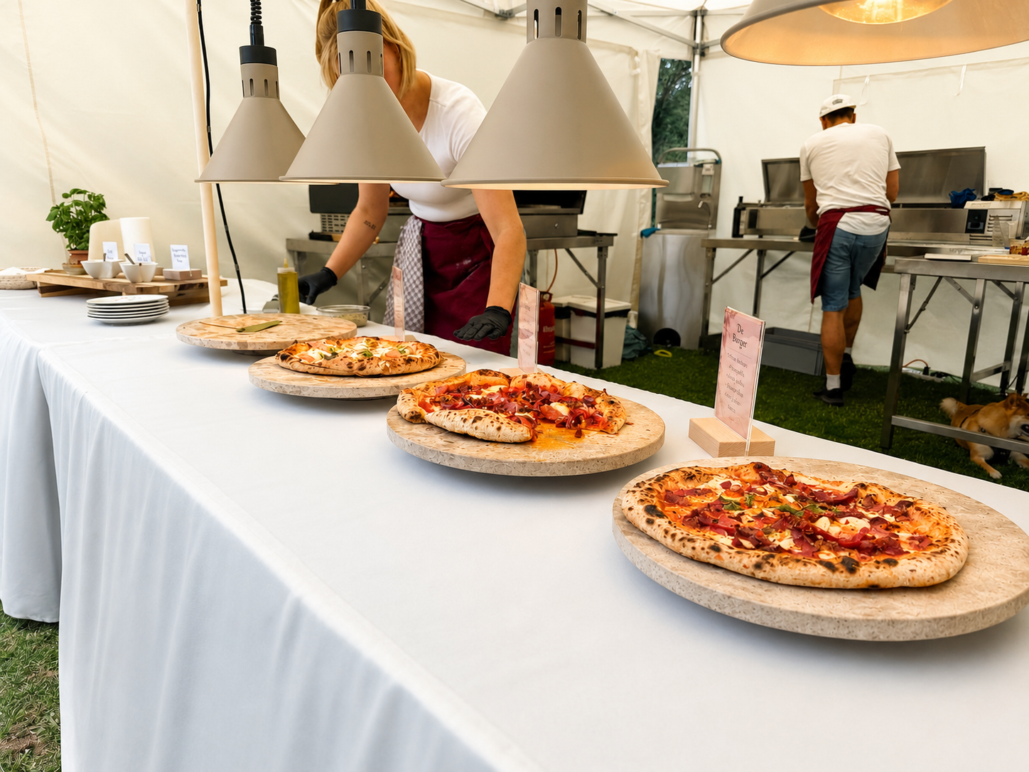 Tæste Pavillon-Setup mit Pizzaofen und Servierstation
