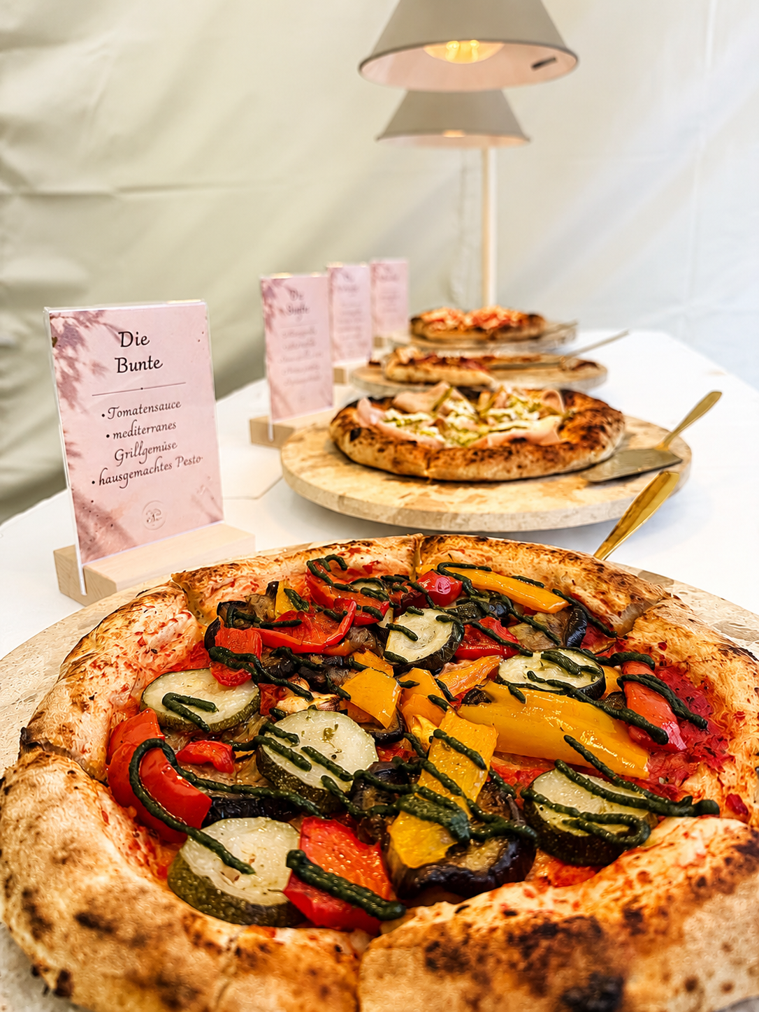 Fertigstellung einer Pizza mit Pistaziencreme und Mortadella